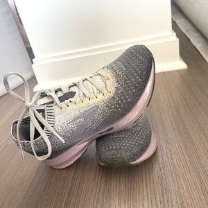 Brooks Running Shoes sz 7